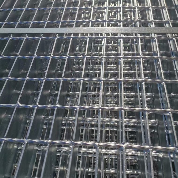 1637733630452002978.jpg 钢格栅板平台 (3).jpg